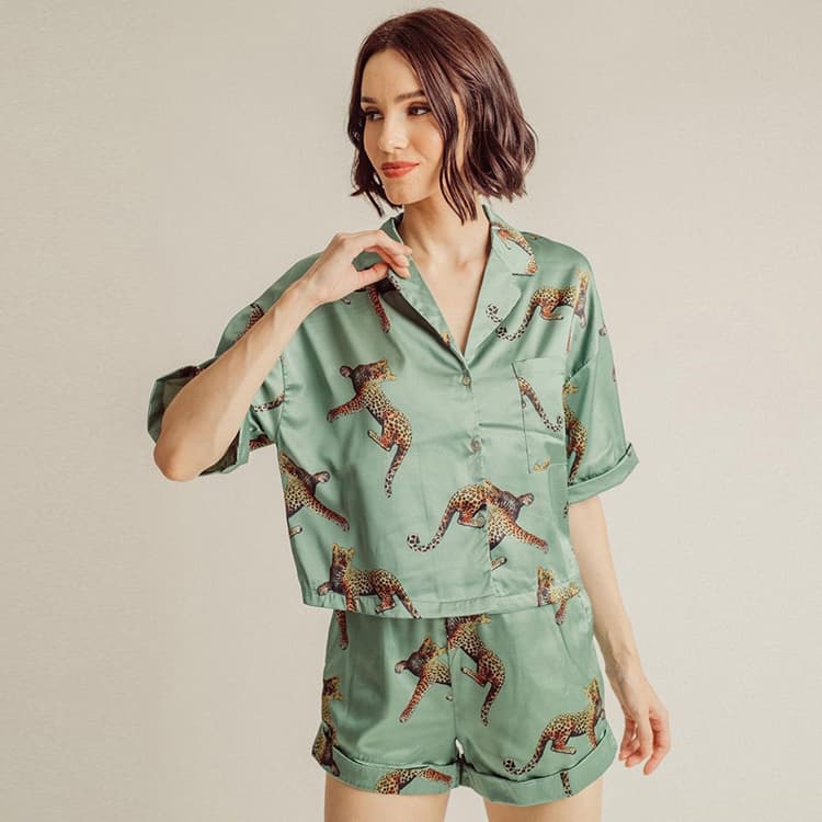 Customized Two Pieces Loose Fitting Women's Pajamas Short Sleeved Animal Print Pajamas