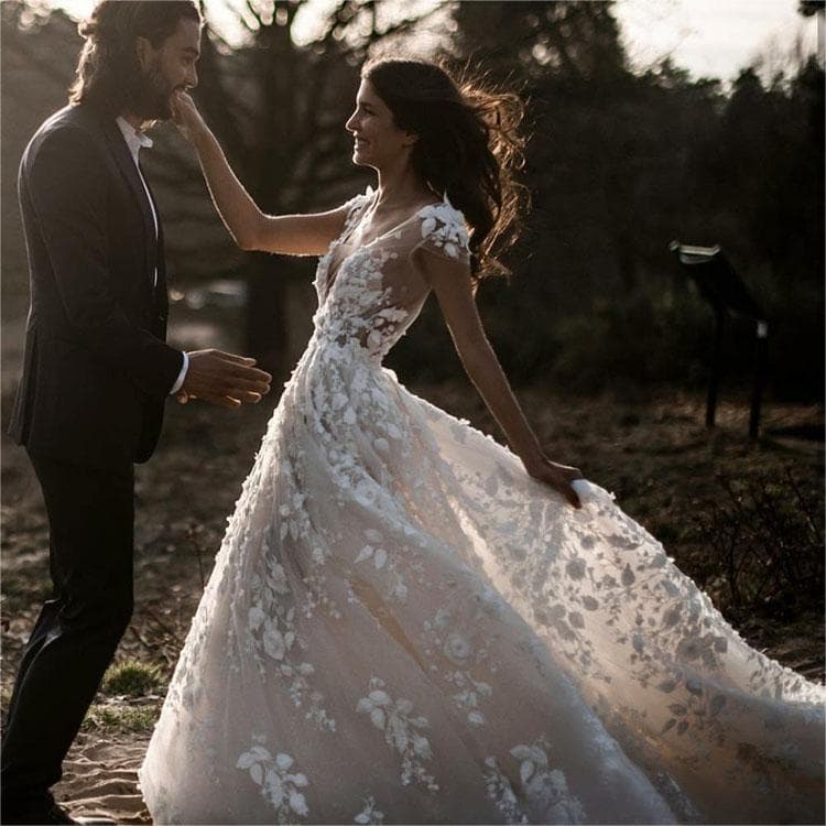 2023 New Pure White Lace Dress Deep V Wedding Dress Swing Skirt Evening Dress