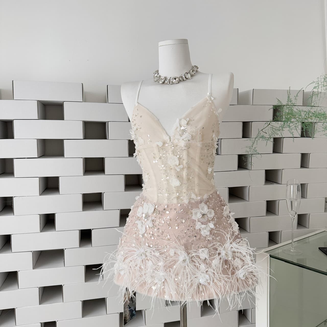 Luxury Celebrity Elegant Strap Dress Women's Birthday Dress Sexy Fishbone Waist Feather Stitching Pack Hip Dress