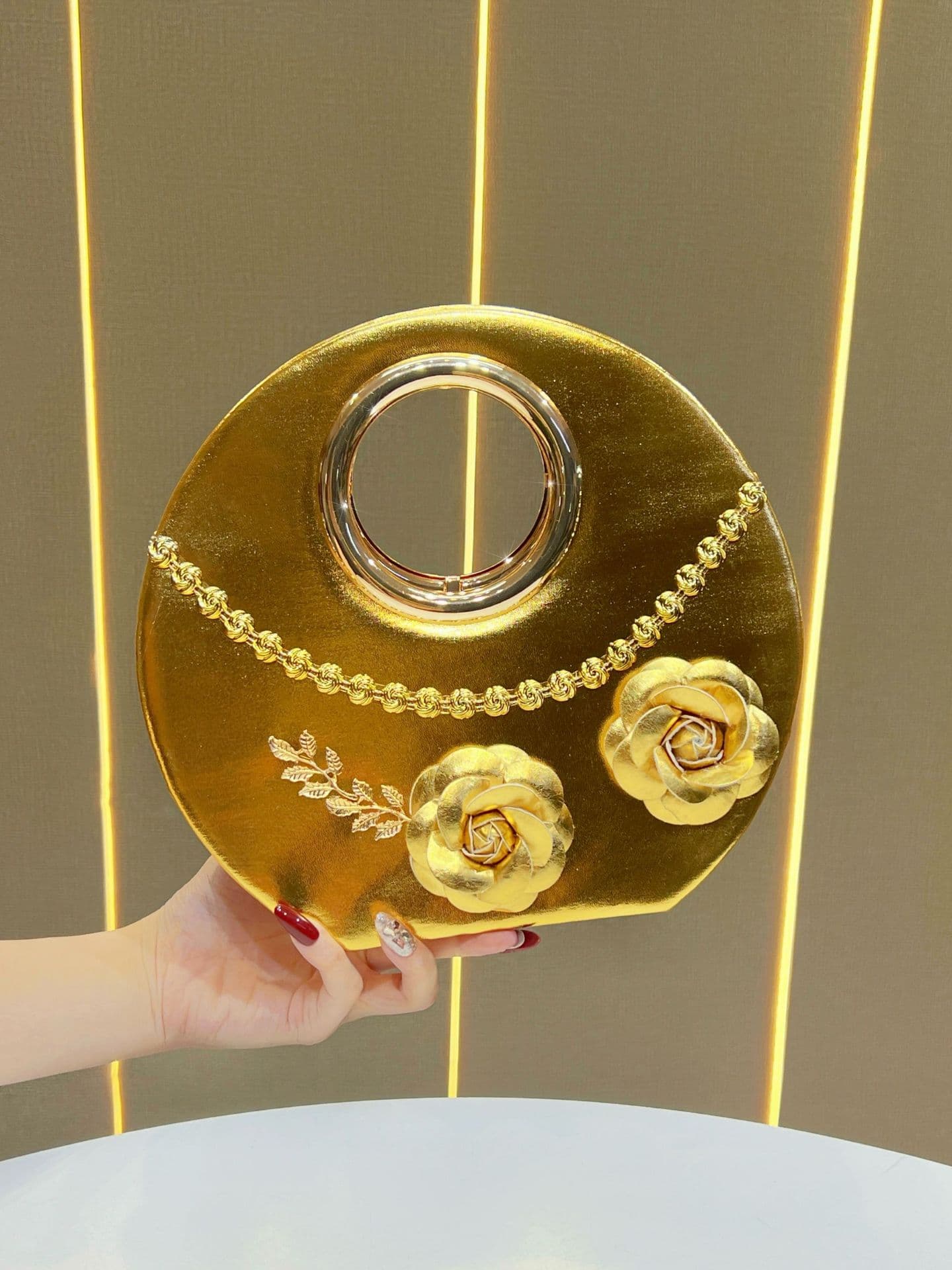 Cross-border New Celebrity Premium Dinner Dress Bag Fashion Versatile Round Crossbody Women Bag Flower Temperament Chain Bag